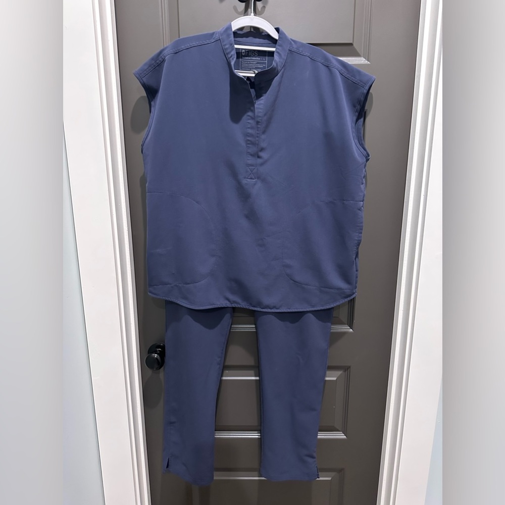 Figs “Quiet Navy” scrub set. Top: Rafaela LARGE; Bottoms: Kade LARGE (regular).